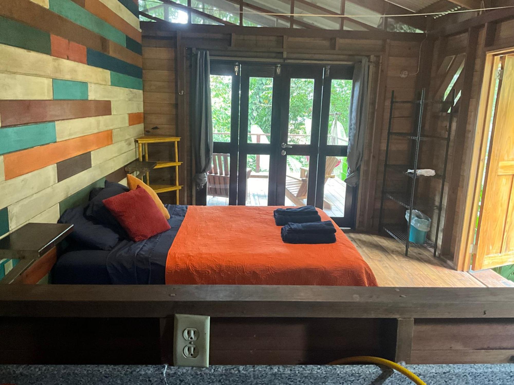 Surf Break At Paunch Bed & Breakfast Bocas del Toro Exterior photo
