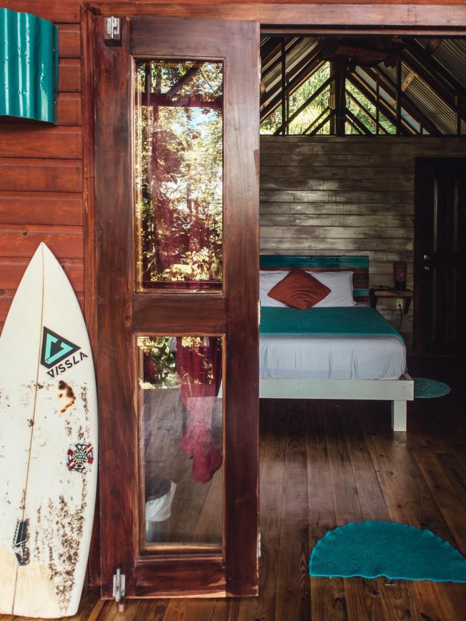 Surf Break At Paunch Bed & Breakfast Bocas del Toro Exterior photo