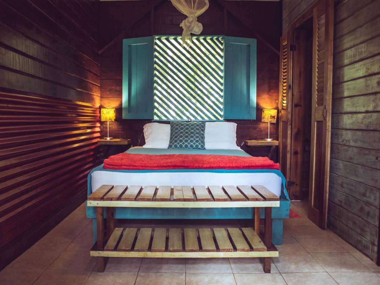Surf Break At Paunch Bed & Breakfast Bocas del Toro Exterior photo