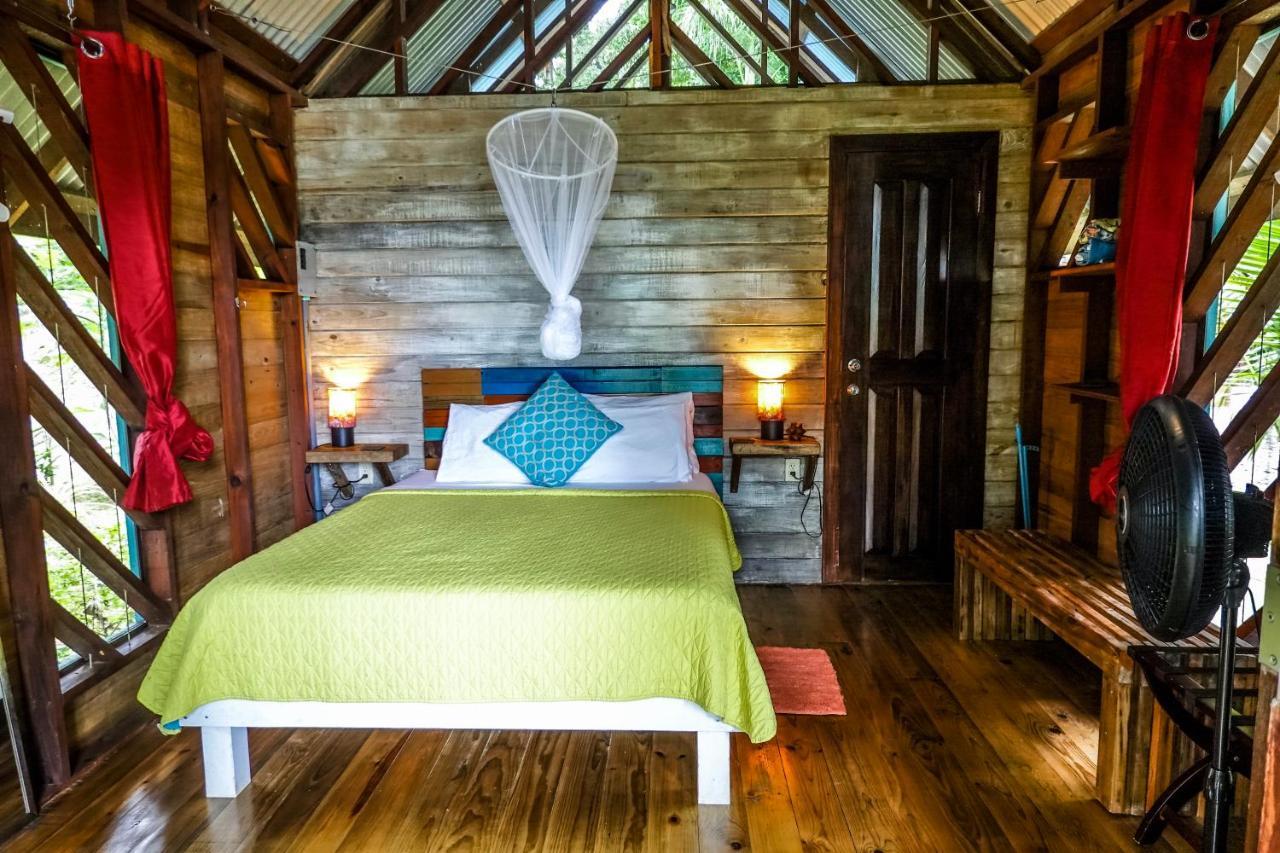 Surf Break At Paunch Bed & Breakfast Bocas del Toro Exterior photo